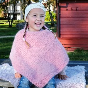 Stickad Poncho Strandnejlika till barn – garnpaket från Bluum i Fnugg