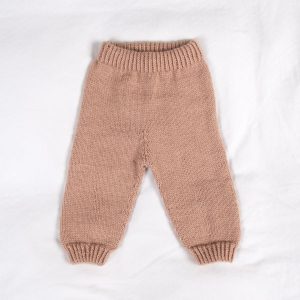 Stickad byxa Kamelia – garnpaket från Bluum i Sunset in Sahara