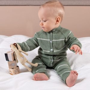 Stickad overall Vårränder – garnpaket i Bluum Soft Merino Ull