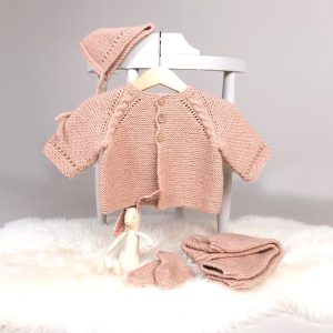 Stickat set Kamelia med byxor, enfärgad – garnpaket från Bluum i Sunset in Sahara