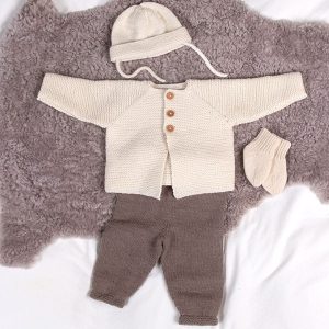 Stickat set Bebisset Trille m/mössa – garnpaket i Bluum Soft Merino Ull